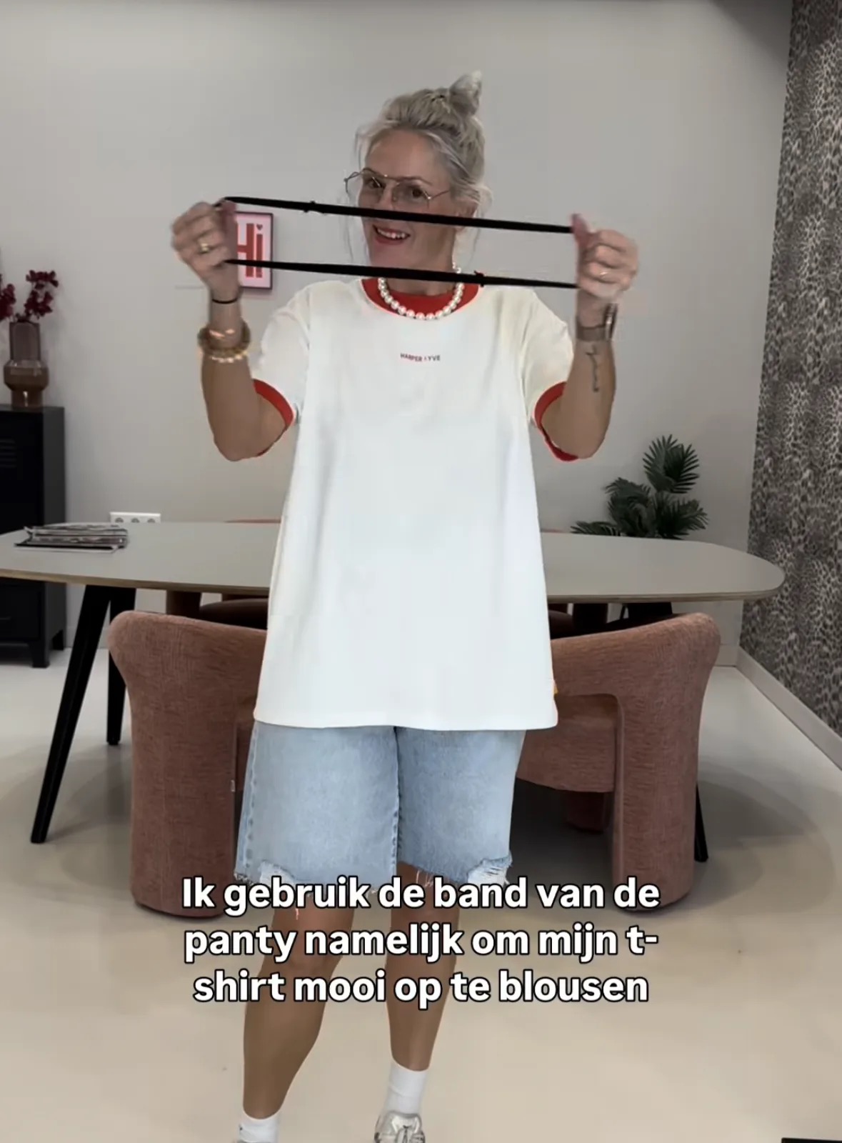 Stylist van KUIF Venlo toont hoe je met de pantyband een oversized T-shirt mooi blouset