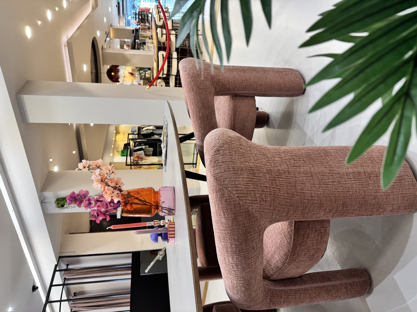 Zachte fauteuils in de huiskamer van KUIF tijdens een personal shopping moment