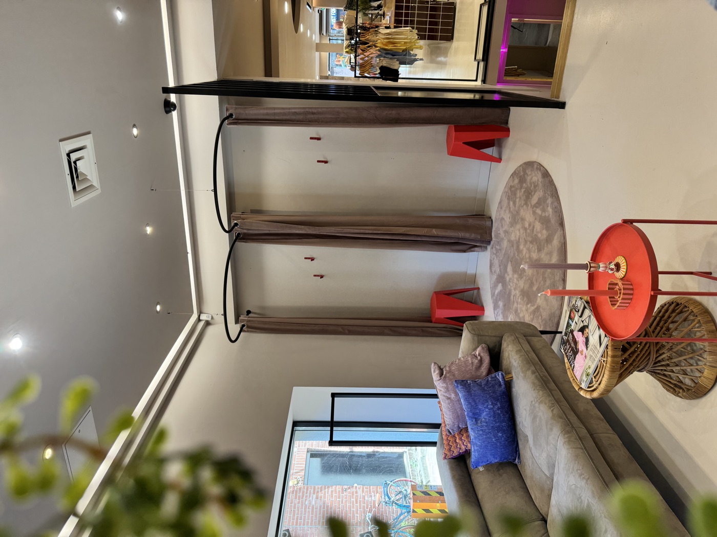 De rustige huiskamer van KUIF in Venlo waar personal shopping plaatsvindt