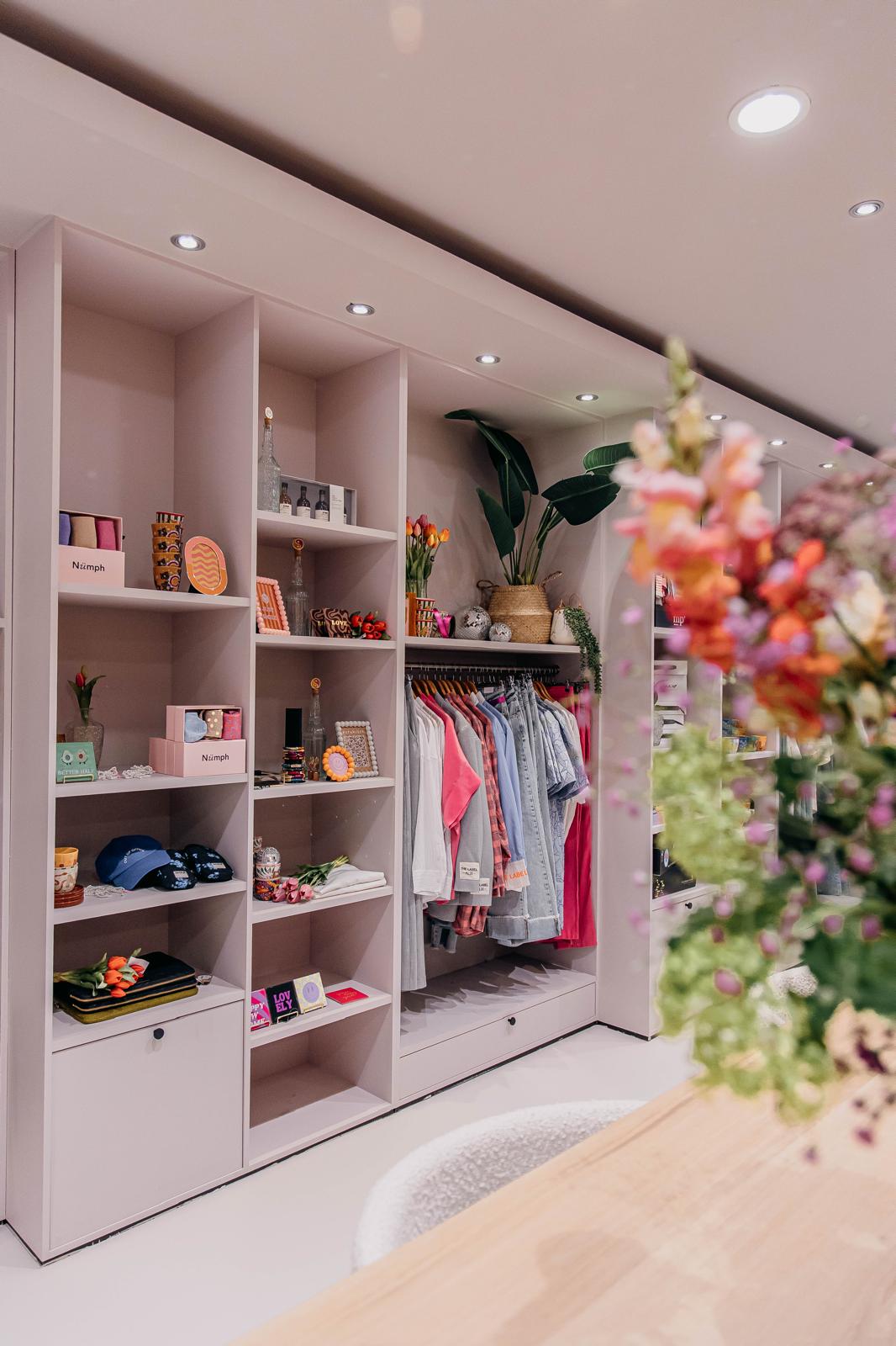 Kasten vol kleding en lifestyle producten bij KUIF