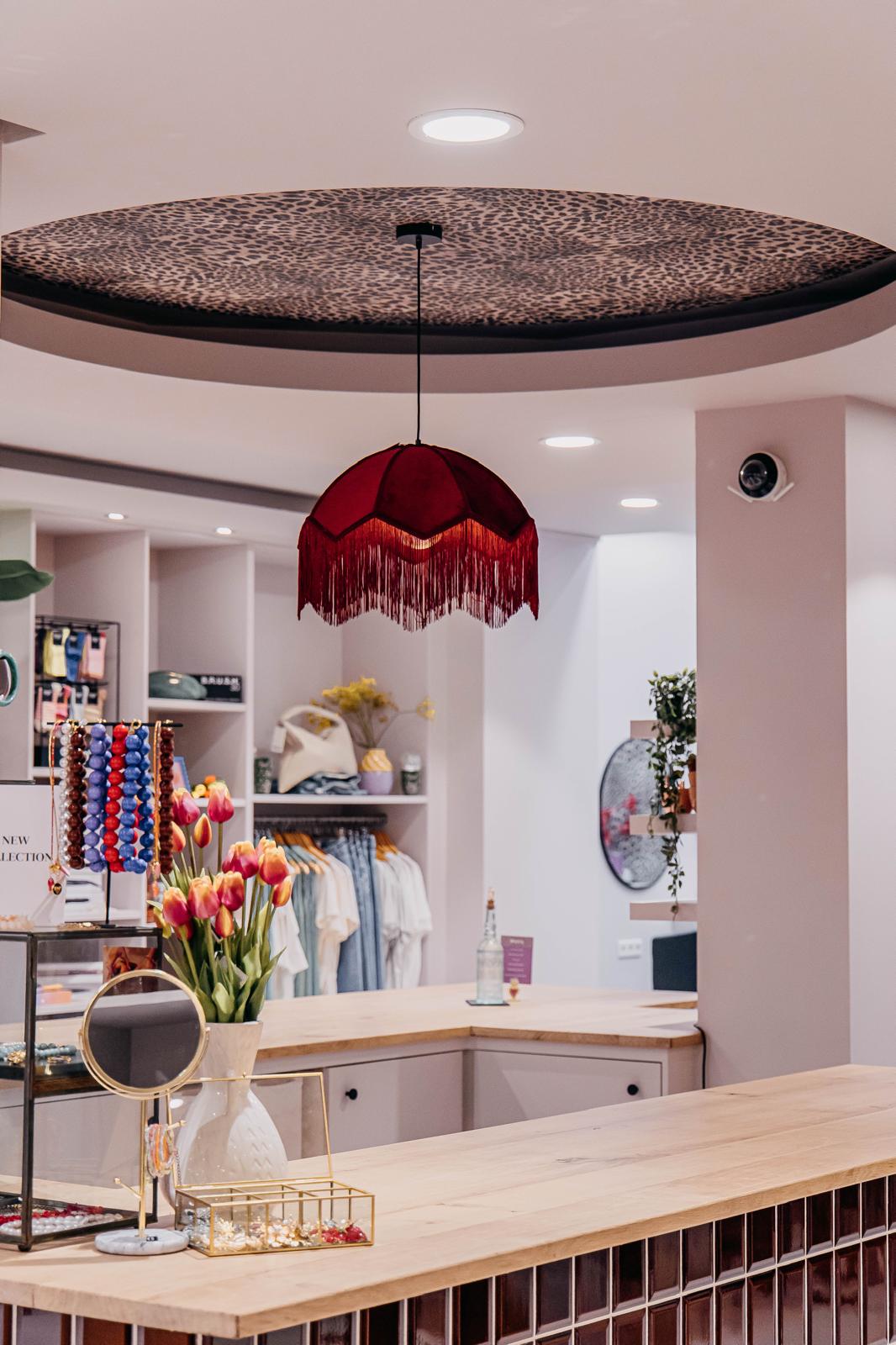 Sfeerdetail met lamp en tulpen in de winkel